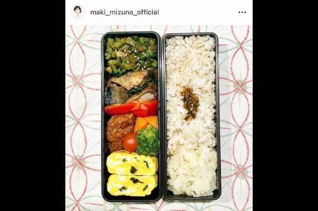 長方形の容器に詰められた毎回異なる5種類のおかず。素朴なごはんにほっこり。