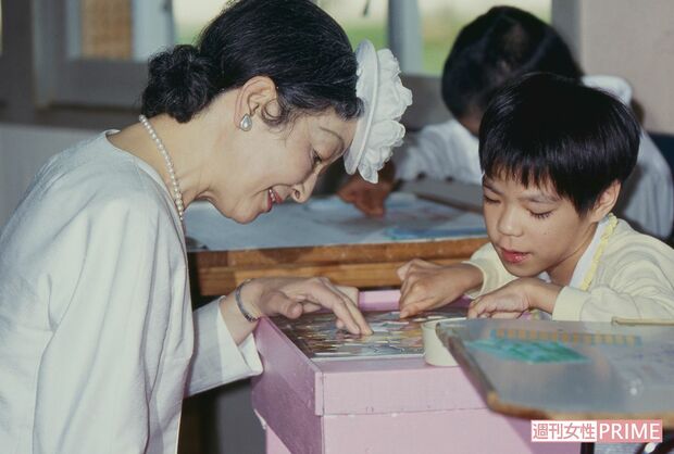'93年4月に両陛下として初めて沖縄県を訪問した際には、小児発達センターで美智子さまは子どもたちと笑顔でご交流を