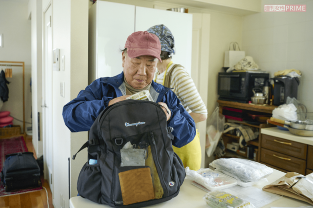帽子のつばに汗をにじませて、撮影で使用する食材の買い出しから帰宅（撮影／山田智絵）