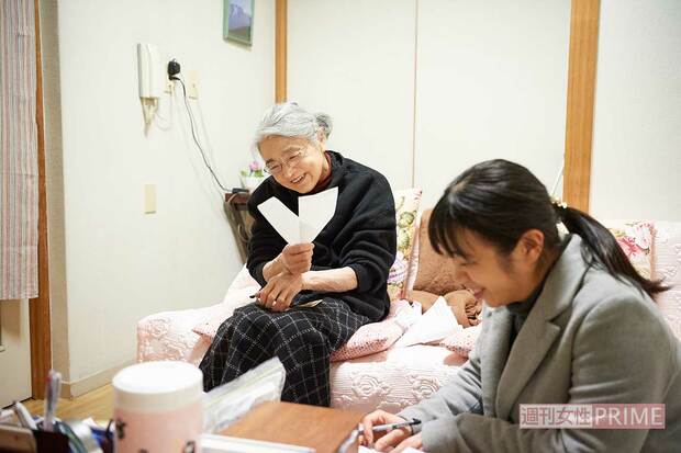 約1か月分の食材や日用品の買い物リストを読み上げる依頼者の佐々木さん