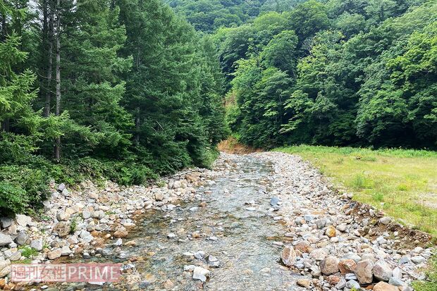 ホワイトステージの手前に流れる川。例年は多くのフジロッカーが水遊びを楽しむ（'20年8月）