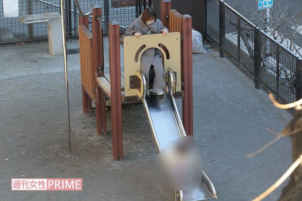 12月25日、自宅近所の公園に娘を連れて現れた篠田麻里子