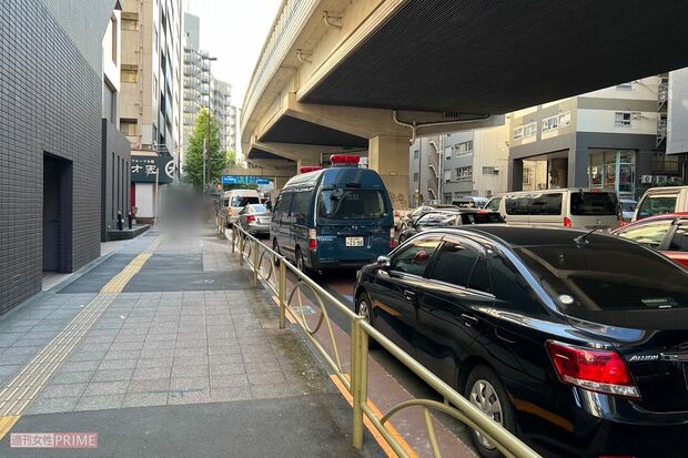 女性が切りつけられた世田谷区野沢の事件現場から数百メートル先までパトカーが停まっていた 撮影/編集部