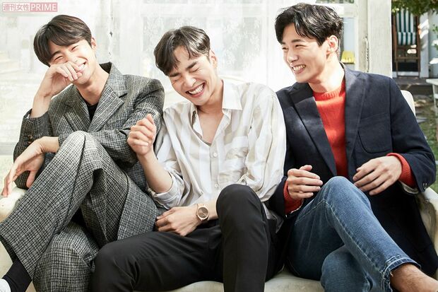 “営業スマイル”（!?）の3人　撮影／キム・ジヒョン