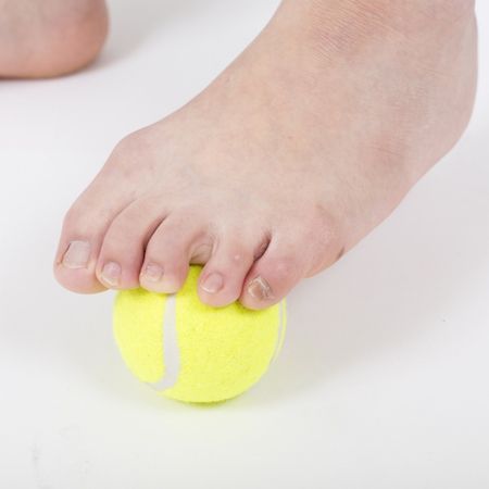  イスに座って、足の指でテニスボールをつかむイメージで行う。実際にボールを持ち上げる必要はなく、指の股が開き、伸びればOK。片足ごとに1分ずつ行う。