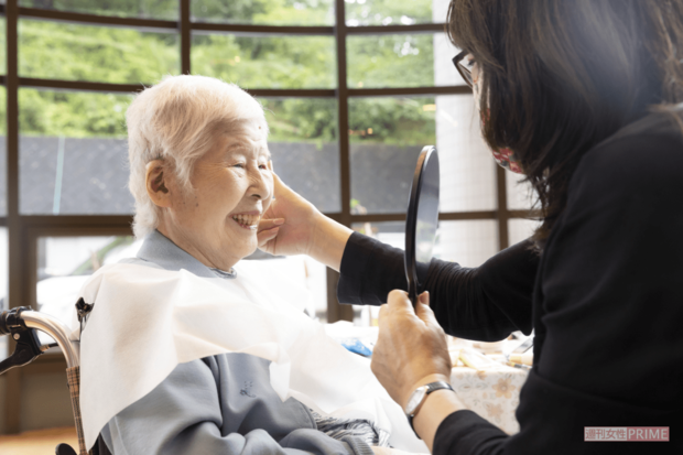 メイクで変身した自身の顔を見て、昔の記憶がパッとよみがえった頼さん(撮影/矢島泰輔)
