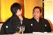 2011年、市川中車襲名会見にて。涙ながらに團子を褒める香川照之