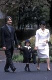 1999年4月、学習院幼稚園に入園された佳子さま。ご両親と手をつなぎ、仲むつまじいご様子