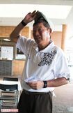 直撃取材に仰天し、天を仰いだ継父・尾崎建夫