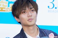 モスのSnow Man渡辺翔太・ラウールに続きキンプリ永瀬廉の顔面にシールで怒り心頭もファンの早とちり…当該店舗の謝罪と回答