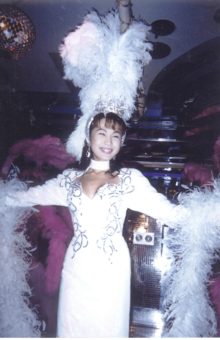 上京する直前の20代前半。大阪から東京のテレビ局へ通いながら、「冗談酒場」で流行りの曲を歌って踊るステージを披露していた