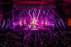 海外からのファンを気遣い、「你准好了（準備はいいですか？）」と中国語で挨拶も。会場は色とりどりのペンライトで埋め尽くされた