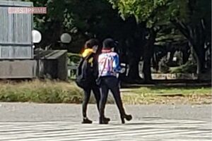 カジュアルな格好で散歩を楽しんでいた、水川あさみとブルゾンちえみ(現・藤原しおり)