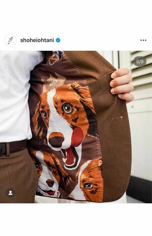 大谷翔平が着用した、デコピンが描かれたスーツ（大谷のインスタグラムより）