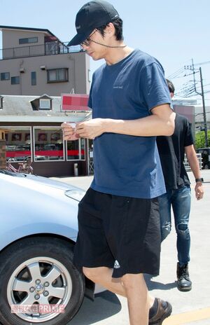 不倫騒動後の'20年5月、お気に入りのアウトドアブランドの服に身を包みラーメン屋に出かける東出昌大