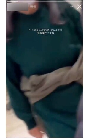 老女は怒りの声を上げ、少年を猛然と追いかける（4/6）