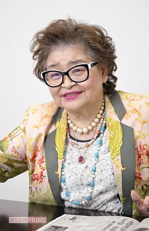 インタビュー中、笑顔を見せる和泉節子