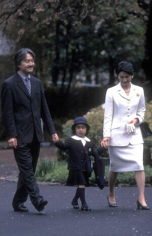 1999年4月、学習院幼稚園に入園された佳子さま。ご両親と手をつなぎ、仲むつまじいご様子