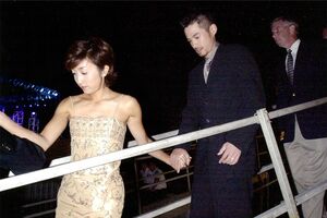 2001年、初のMLBオールスターゲーム出場のために現地に向かうイチローと弓子夫人