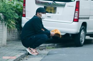 '20年4月、息子とキャッチボールや素振りをする阿部慎之助