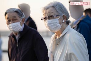 葉山御用邸に到着して間もなく、裏手の海岸を散策された上皇さまと美智子さま(4月12日)