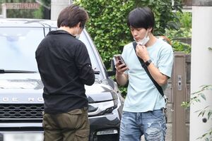 記者の直撃に「芸能界復帰予定はない」と答える小澤廉（'22年9月）