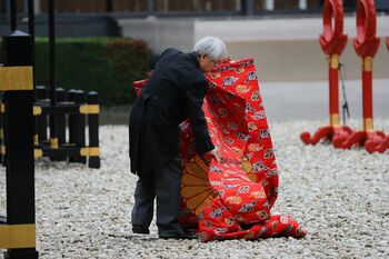 即位礼が始まる約1時間半前に旗が落下し、職員が回収を（10月22日）