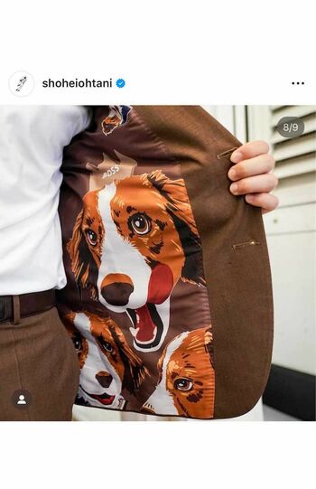 大谷翔平が着用した、デコピンが描かれたスーツ（大谷のインスタグラムより）