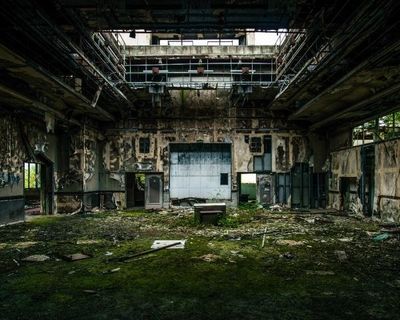 ハマる人続出! 工場夜景&廃墟が合体した企画展が話題