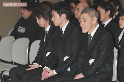 角替さんと柄本明の長男・佑と次男・時生も、父と並んで