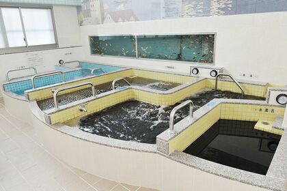 黒湯と黒湯炭酸風呂。血液循環がよくなって血行が促進。冷え性、神経痛、リウマチの疼痛緩和にも効果が期待できる