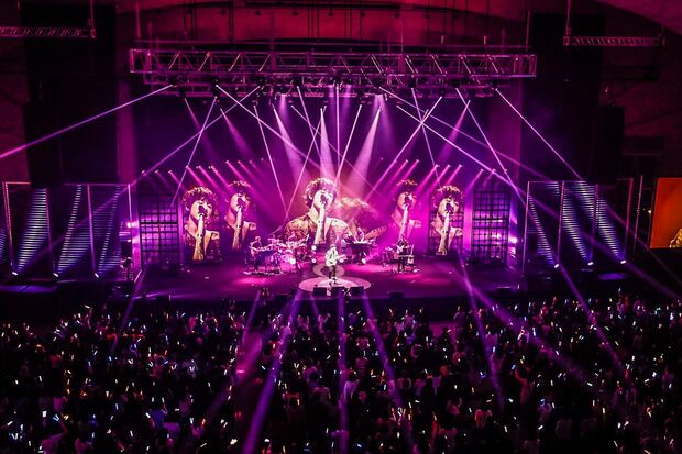 海外からのファンを気遣い、「你准好了（準備はいいですか？）」と中国語で挨拶も。会場は色とりどりのペンライトで埋め尽くされた