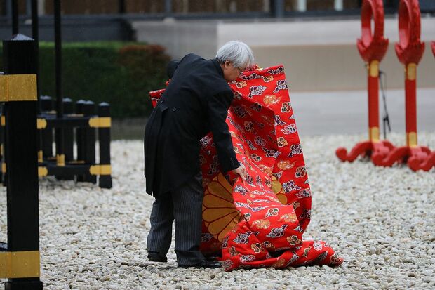 即位礼が始まる約1時間半前に旗が落下し、職員が回収を（10月22日）