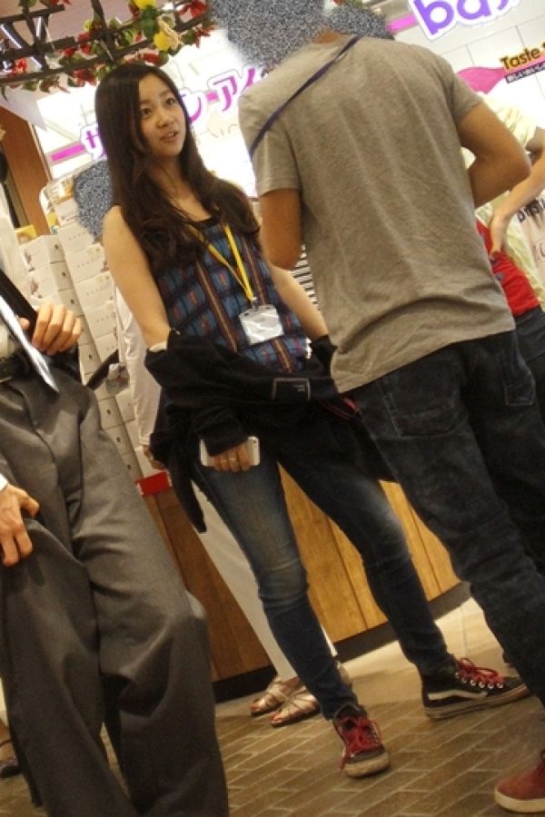  ICUの新入生合宿へは“マッチョ型”タンクトップで参加された佳子さま。手首にはミサンガも（'15年5月）