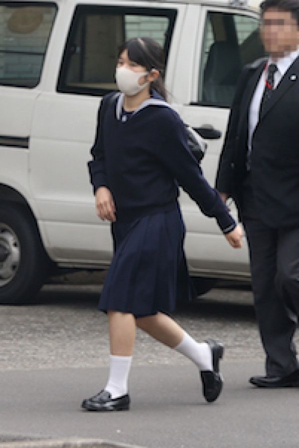  学習院女子中等科にご登校。スラリとして、大人びた雰囲気も（4月8日）