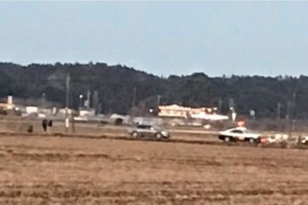 事件直後、現場にはパトカーなどの警察車両が乗りつけられて物々しい雰囲気に（目撃者提供）