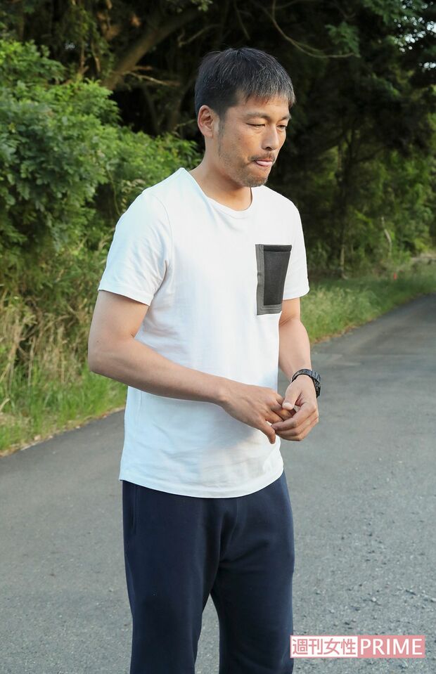 6月上旬、自宅近くで柳沢を直撃。動揺はあまり見られず、観念したような様子だった