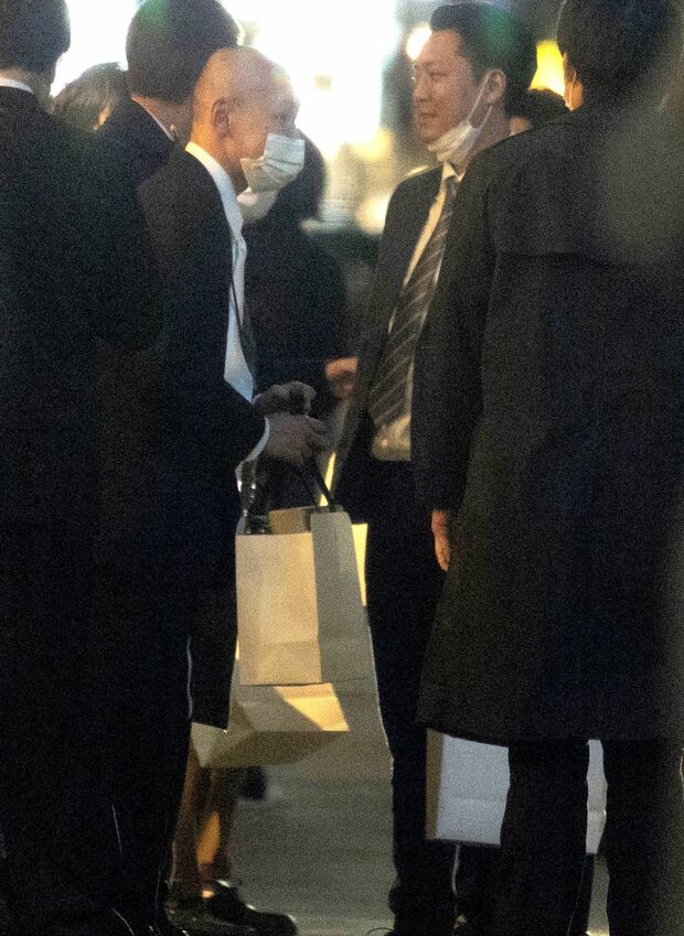 空気階段・水川かたまり結婚式　談笑するそいつどいつ市川刺身(左)とワラバランス盛田 シンプルイズベスト(右)