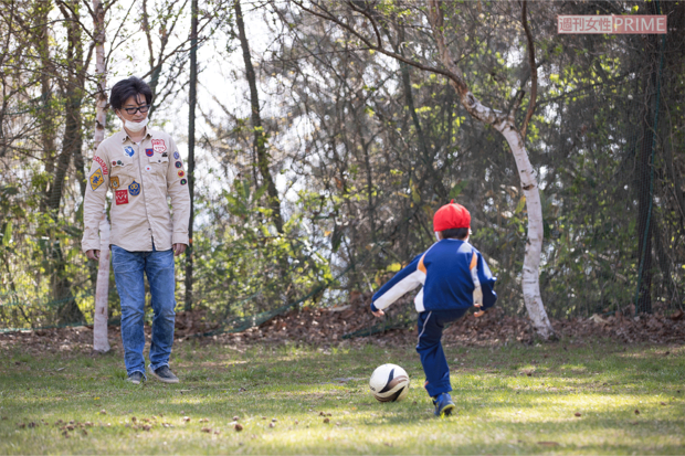 広い園庭にて園児たちと遊ぶ。長野県では最少規模の幼稚園のため入園希望がかなわないことも