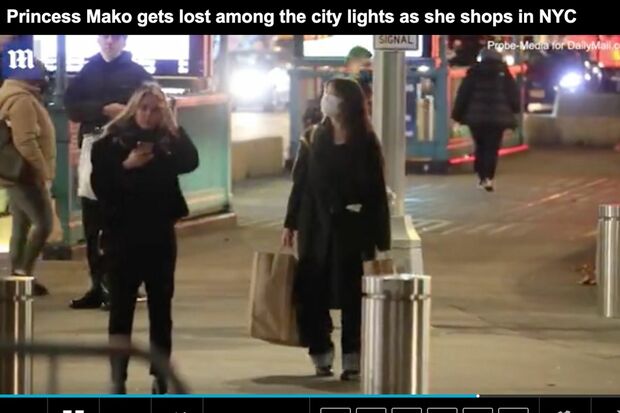 荷物を抱えて周囲をキョロキョロ、《迷子》と報じられた小室眞子さん（『デイリーメール』オンライン公式HPより）