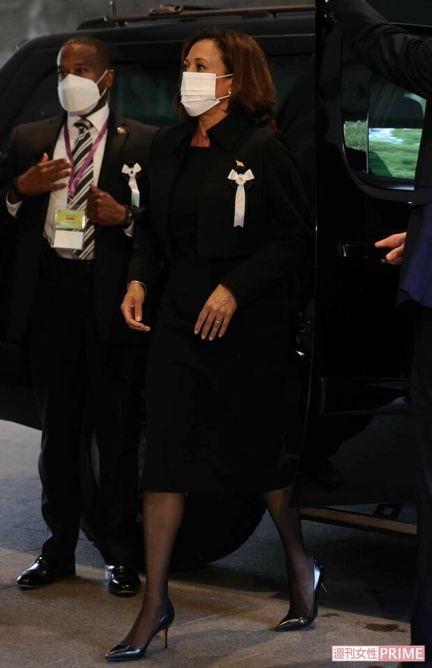2022年9月、安倍晋三元首相の国葬に参列したカマラ・ハリス氏。トレードマークのパンツスーツを封印