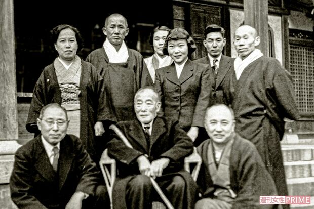 実母の法事で撮影した家族写真。父親（前列中央）の右後ろが樋口さん