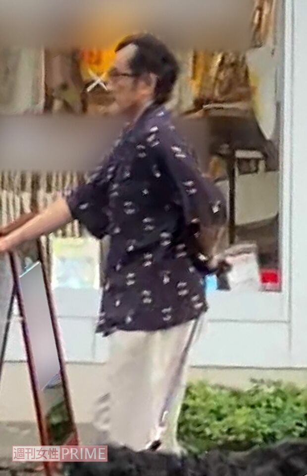 ノーマスクで都内を散歩する吉田鋼太郎（2021年7月）