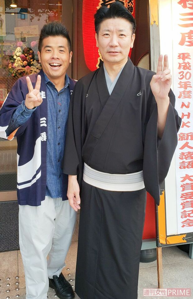 公演終了後は、この日出演していた兄弟子・桂三語らとともにお客さまをお見送り。本番を終えた安心感からか、笑顔でパチリ　撮影／森田晃博