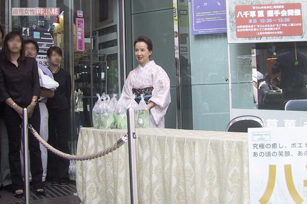 2003年9月、朗読CD『きりんのなみだ』発売記念握手会でファンと触れ合う八千草薫さん