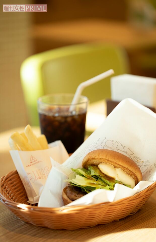 土屋さんの好物だという『とびきりハンバーグサンド〈チーズ〉』