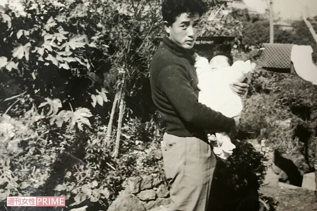 赤ん坊の北村さんを抱っこする父。心やさしく、男前と評判だった