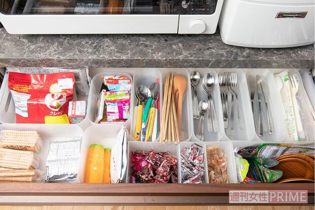 種類の多い菓子やカトラリーはまざるとモノのありかがあいまいに。無印良品の収納ボックスで仕切り、所在を明確にしている。