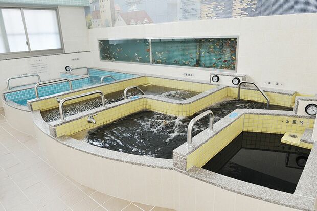 黒湯と黒湯炭酸風呂。血液循環がよくなって血行が促進。冷え性、神経痛、リウマチの疼痛緩和にも効果が期待できる