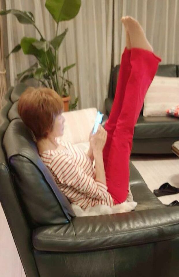 ブログ更新のときにも、足を上げてのV字腹筋（本人提供）